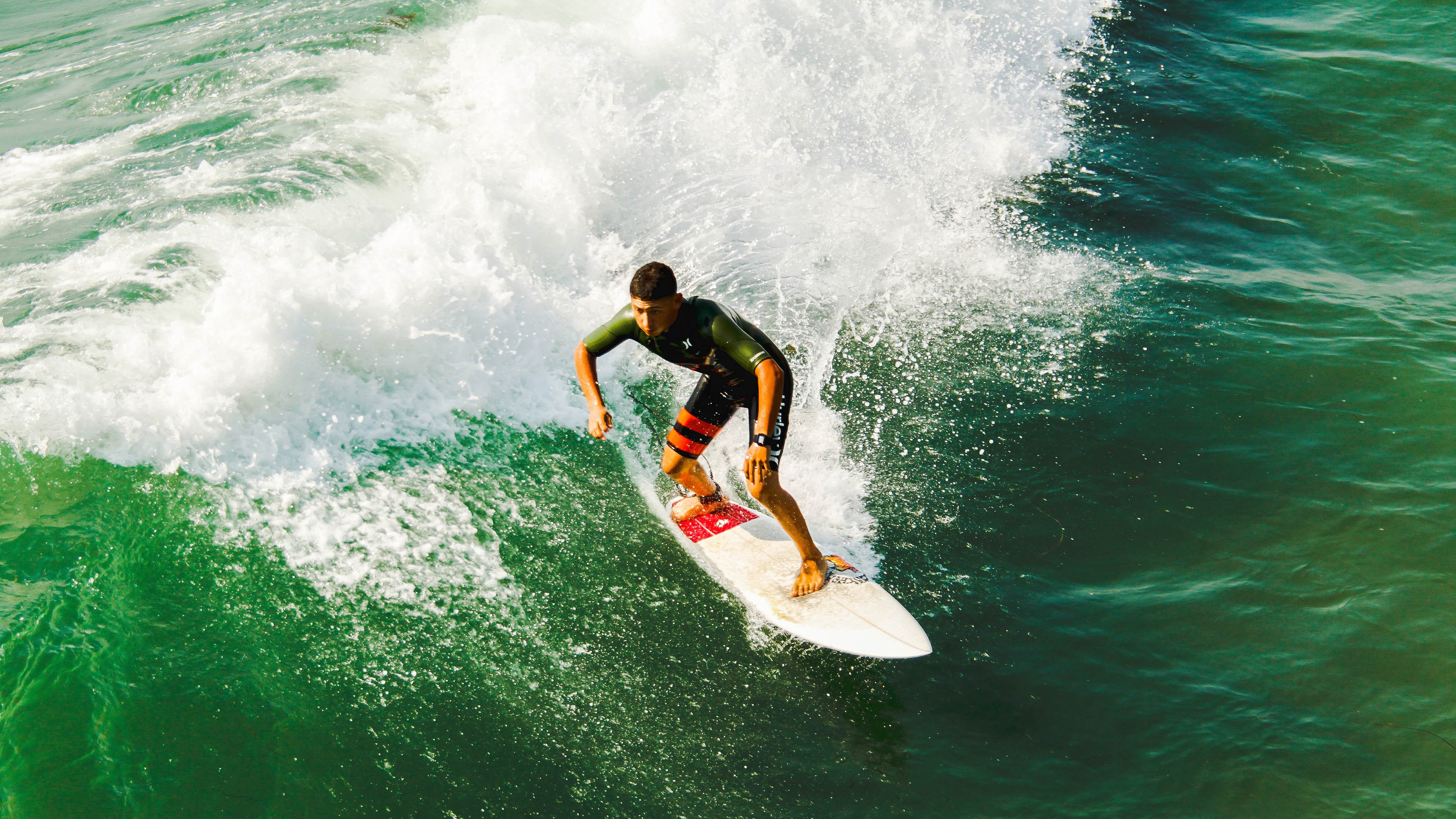 _海滩度假赛：阳光、沙滩与运动的完美结合_，阳光海边沙滩视频